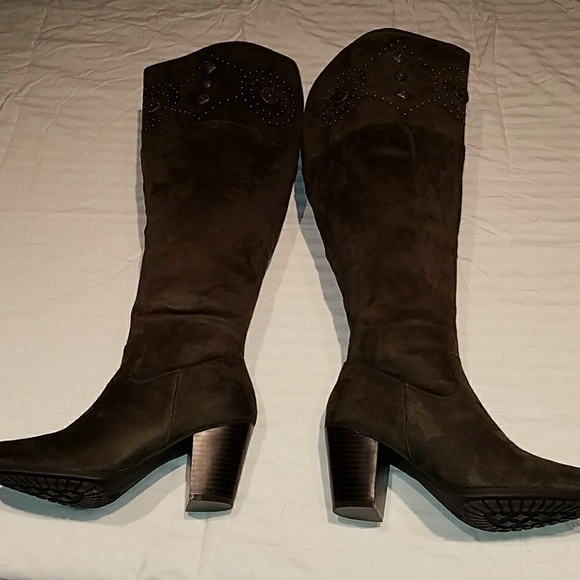 Boots - Picture 5 of 5